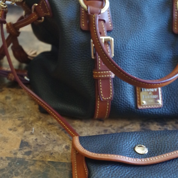 Dooney & Bourke Handbags - Dooney & Bourke Shoulder Bag